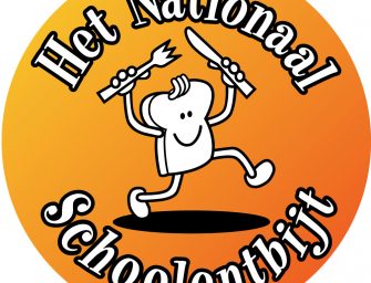 Kinderen ontbijten met burgemeester Van der Kamp tijdens Nationaal Schoolontbijt