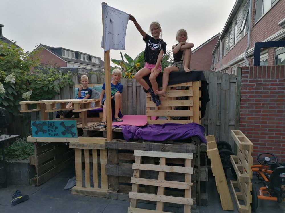 Tom, Eva, Ize en Sten bouwen hut in de tuin - Rebonieuws.nl
