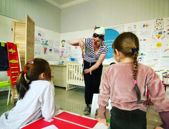 Clown Marleen van Os uit Reeuwijk brengt kindjes uit Oekraïne aan het lachen