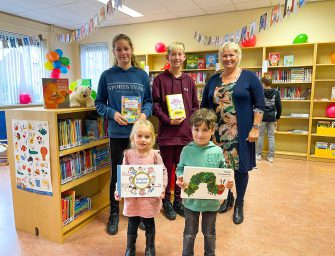 Wethouder Elly de Vries opent nieuwe bibliotheek op basisschool de Brug in Nieuwerbrug