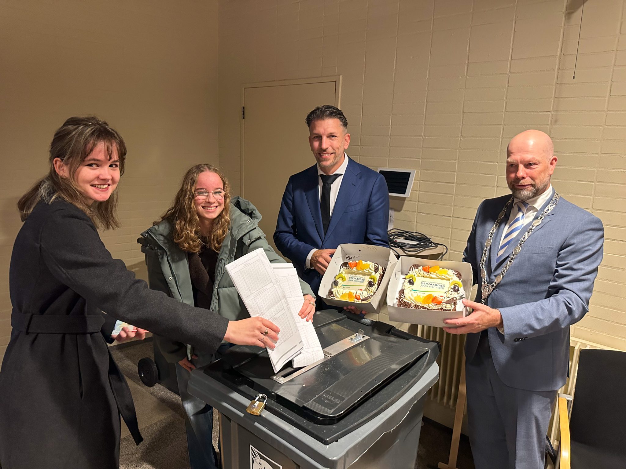 Bodegraven-Reeuwijk viert eerste stem van kersverse 18-jarigen met taart