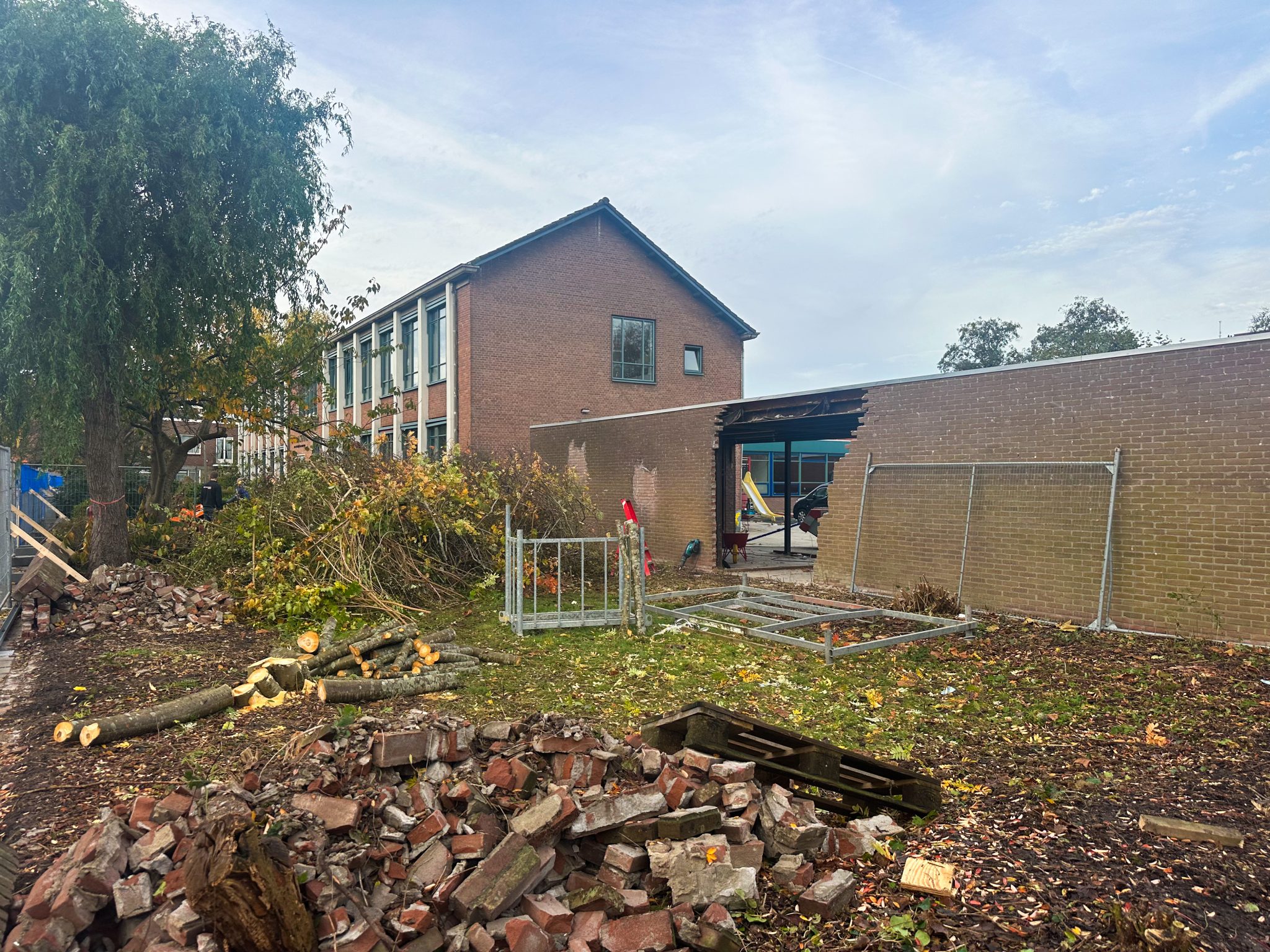 Start sloop en nieuwbouw Da Costaschool; karakteristieke voorgevel blijft behouden