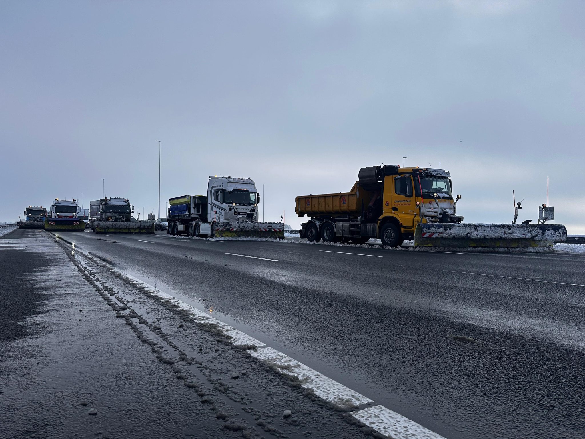 Lokale wegwerkers trotseren sneeuw en kou