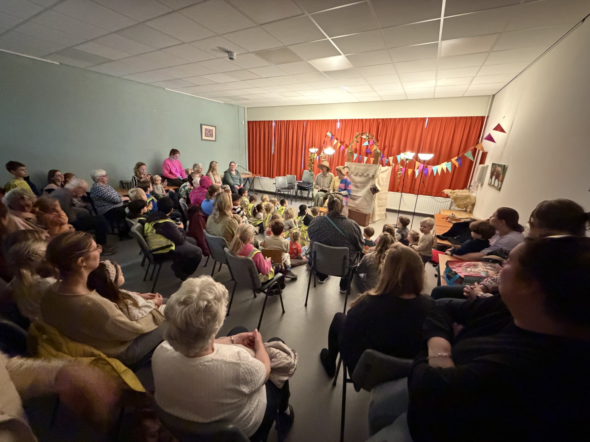 Poppenkast trekt veel kinderen naar Huis van Alles in Bodegraven-Zuid