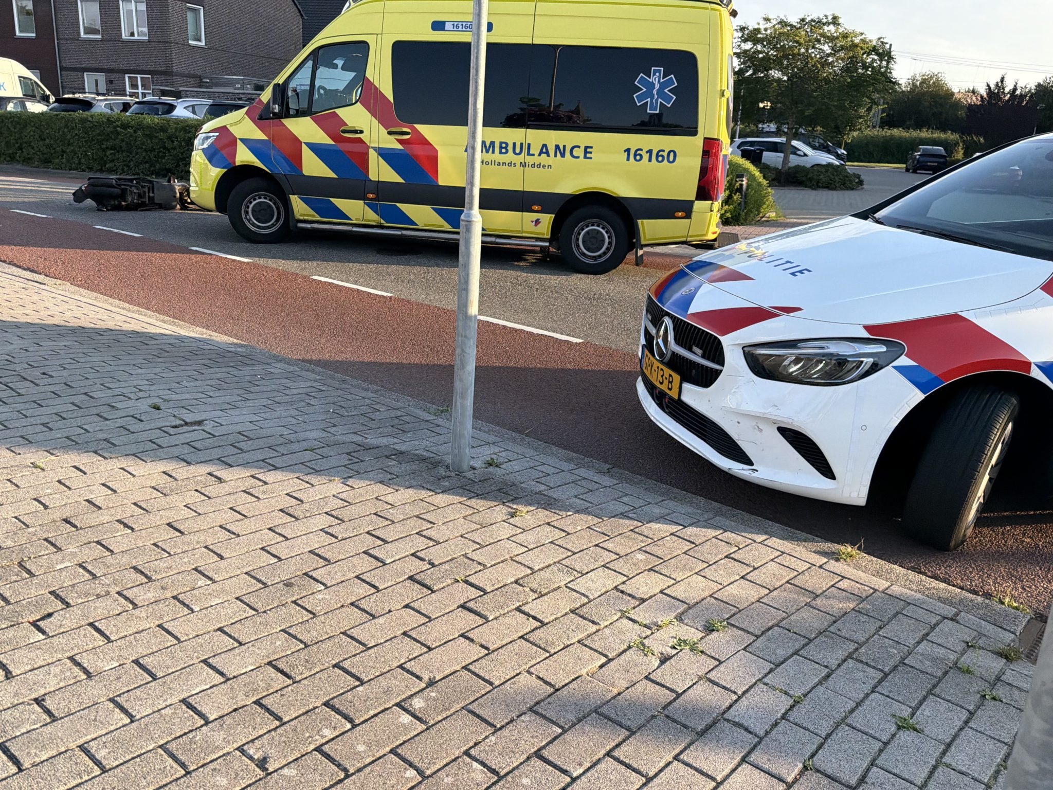 Motorrijder en scooterrijder botsen op de Doortocht in Bodegraven